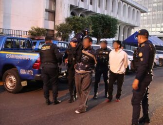 Recapturan a dos presuntos asaltantes que intentaron huir en taxi pirata en zona 8
