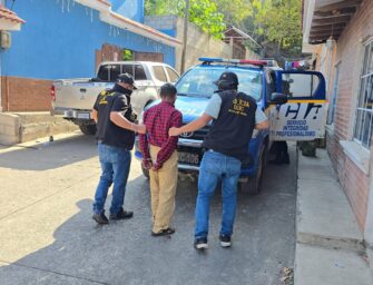 Detienen a hombre de 75 años por sangriento crimen