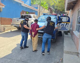 Detienen a hombre de 75 años por sangriento crimen
