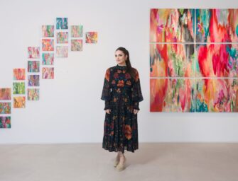 La artista guatemalteca Emilie DuBois brilla en Abu Dabi con su exposición “Home Is Not a Place”