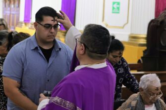 Fieles marcan el inicio de la Cuaresma con la celebración del Miércoles de Ceniza