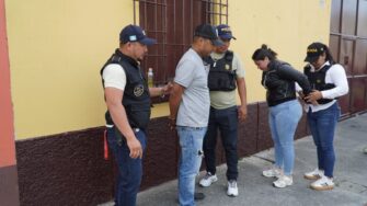 Pareja capturada con granada, armas y droga tras evadir control policial