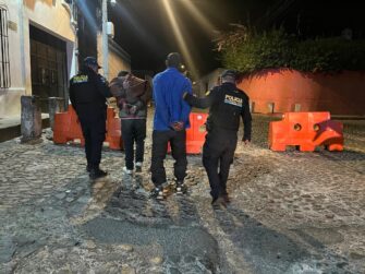 Capturan a dos presuntos saqueadores de vehículos en Antigua Guatemala