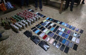 Allanan Pavón y confiscan 80 celulares, licor y routers de internet
