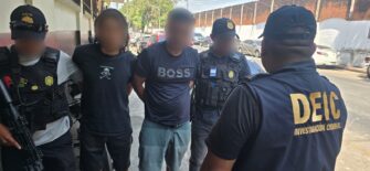 Capturan a dos hombres con arma ilegal y droga en Escuintla