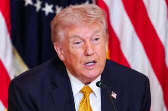 Trump pausa ataques contra Irán por cinco días tras avances diplomáticos