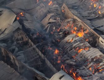 Incendio en Parque Industrial Zeta exige 11 horas de trabajo a bomberos