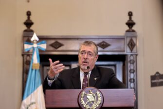 Arévalo denuncia especulación en alza del combustible