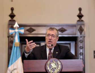 Arévalo denuncia especulación en alza del combustible