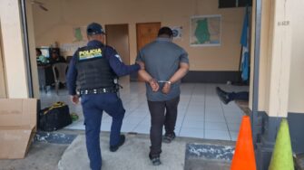 Cazado en bicicleta: presunto ladrón de casas y negocios llevaba hasta un caimán