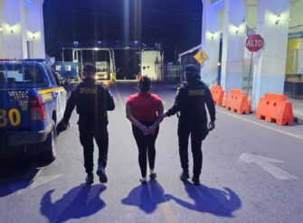 Salvadoreña con tres órdenes de captura es expulsada de Guatemala