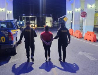 Salvadoreña con tres órdenes de captura es expulsada de Guatemala