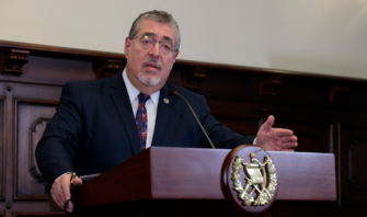 Arévalo reacciona tras fallo de la CC y pide a postuladora no ceder presiones