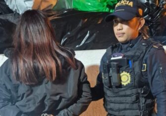 Capturan a mujer por extorsión en zona 10 de Guatemala; suman 500 detenidos en el año