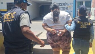 Consignan a mujer de 20 años por uso fraudulento de tarjetas robadas