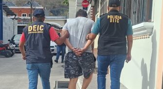 Capturan en flagrancia a presunto estafador en parque central de Guastatoya