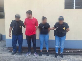 Capturan a dos empleados por robo de medicamentos en hospital de Izabal