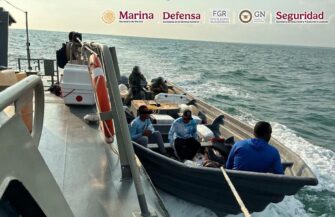 Interceptan embarcación con casi una tonelada de cocaína y detienen a seis extranjeros en costas de Chiapas