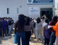 Lo que pasó con tres retornados al bajar del avión sorprendió a muchos