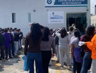 Lo que pasó con tres retornados al bajar del avión sorprendió a muchos