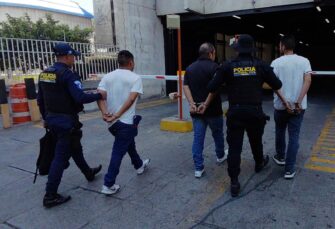 Caen presuntos asaltantes de bus con droga y arma de gas