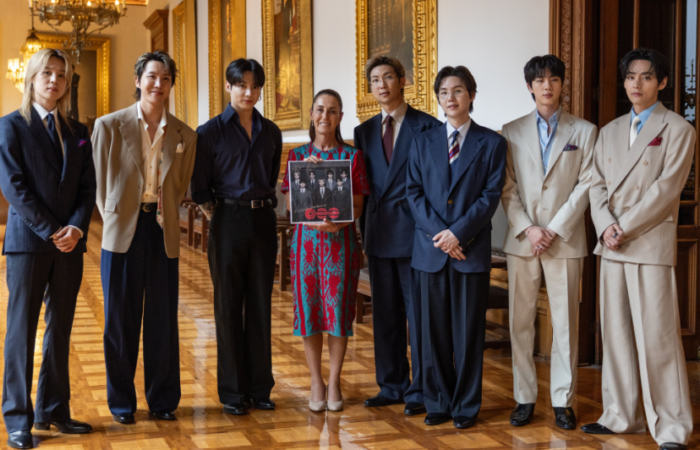 Miles de fans reciben a BTS en el Zócalo de Ciudad de México junto a Claudia Sheinbaum