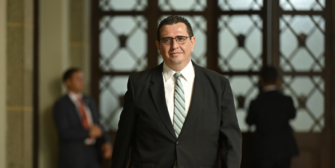 Gabriel García Luna asume la jefatura del Ministerio Público en medio de celebraciones