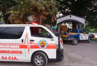 Lo dejaron frente al cementerio… y con un mensaje que inquieta