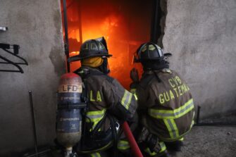 Voraz incendio consume bodegas con mercadería china en ruta a El Salvador