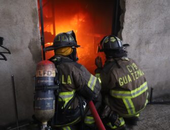 Voraz incendio consume bodegas con mercadería china en ruta a El Salvador