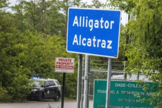Florida cierra el polémico centro migratorio Alligator Alcatraz tras casi 21 mil deportaciones