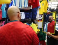 La fiebre del Mundial 2026 invade Guatemala y dispara las ventas de camisetas, álbumes y pantallas