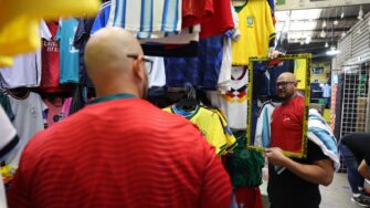 La fiebre del Mundial 2026 invade Guatemala y dispara las ventas de camisetas, álbumes y pantallas