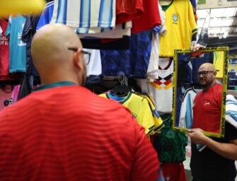 La fiebre del Mundial 2026 invade Guatemala y dispara las ventas de camisetas, álbumes y pantallas