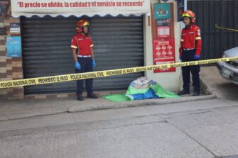 Hallan cadáver envuelto en sábanas en la zona 11 de Mixco