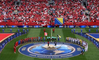 Canadá rescata un empate en su debut mundialista frente a Bosnia