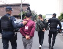Caen dos presuntos motoladrones tras intento de asalto en la zona 14