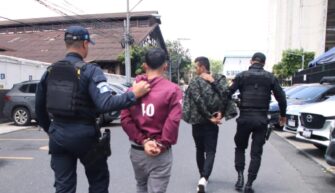 Caen dos presuntos motoladrones tras intento de asalto en la zona 14