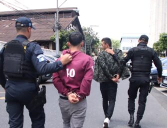 Caen dos presuntos motoladrones tras intento de asalto en la zona 14