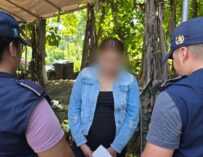 Detienen a mujer al ingresar a cárcel por visitar a su esposo preso