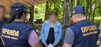 Detienen a mujer al ingresar a cárcel por visitar a su esposo preso