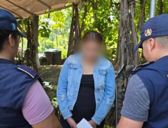 Detienen a mujer al ingresar a cárcel por visitar a su esposo preso