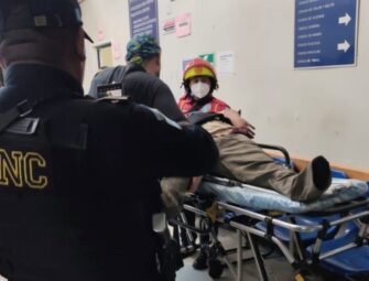Menor de 17 años queda bajo custodia por ataque armado que dejó dos muertos
