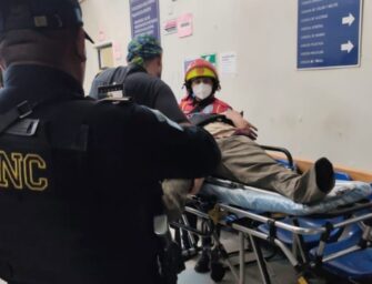Menor de 17 años queda bajo custodia por ataque armado que dejó dos muertos