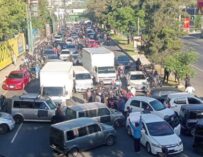 Taxistas retiran bloqueo tras protestar por alza de combustibles