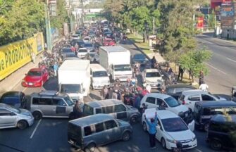 Taxistas retiran bloqueo tras protestar por alza de combustibles