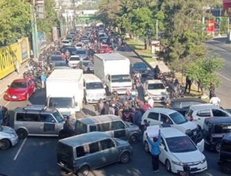 Taxistas retiran bloqueo tras protestar por alza de combustibles