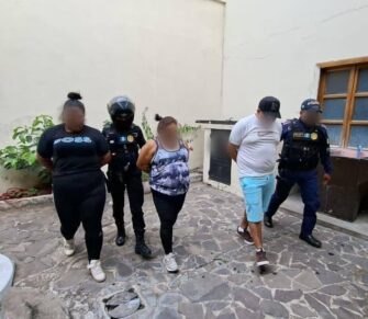Persecución termina con tres capturados por robo de mercadería