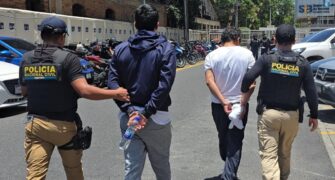 Detienen a dos deportados por casos de extorsión al regresar de EE. UU.