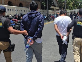 Detienen a dos deportados por casos de extorsión al regresar de EE. UU.